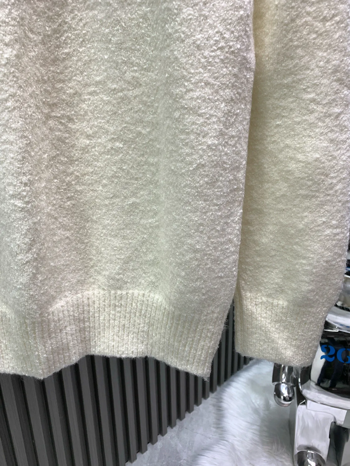 🅿️400 🀄️ Louis Vuitton 1v 24FW mirrored logo intarsia sweater. Original purchase: 10,900. Custom-woven and dyed sheep wool 55%, yak hair 21%, nylon 20%, spandex 4% wool loop yarn. The yarn has high ductility and good elasticity. It is different from the non-elastic version on the market. The special washing process is very soft and skin-friendly. Positive 3-needle knitting process. The thickness of each stitch of the inlay on the clothing logo is consistent with ZP. The back logo is a mirror intarsia. A high-elastic elastic band is added in the middle of the thread at the neckline. The upper body is soft, breathable, and skin-friendly. It is not easy to deform when washed. The upper body is skin-friendly and versatile. Wear it in front of others. A powerful autumn and winter item.